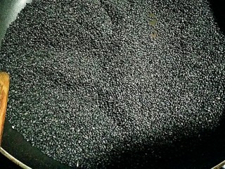 4、桂花黑芝麻汤圆（纯手工无油低糖版）,小火均匀翻炒至黑芝麻开始频繁噼啪蹦起，黑色表皮裂开就是炒熟了。