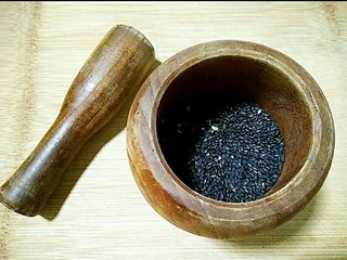 5、桂花黑芝麻汤圆（纯手工无油低糖版）,将炒熟的黑芝麻倒入臼子中捣碎成粉。（有破壁机或料理机的亲们果断机打）