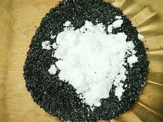 7、桂花黑芝麻汤圆（纯手工无油低糖版）,在捣好的黑芝麻中加入适量绵白糖，黑芝麻和糖的比例5:1就好，喜欢甜一点的亲们可以根据自己口味增加糖的加入量。