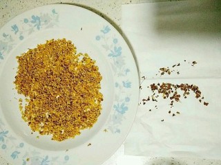 9、桂花黑芝麻汤圆（纯手工无油低糖版）,桂花（已经是非常干净的了，没有杂质的那种），挑练出花蒂，只留了花瓣。