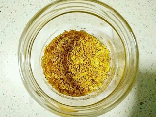 10、桂花黑芝麻汤圆（纯手工无油低糖版）,将桂花瓣倒入瓶中，一层桂花一层蜂蜜。