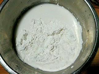 12、桂花黑芝麻汤圆（纯手工无油低糖版）,在糯米粉中少量多次先加入温热水，然后加入凉水。