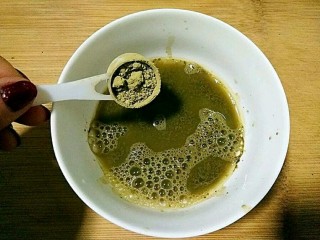 14、桂花黑芝麻汤圆（纯手工无油低糖版）,在温热水中加入10g抹茶粉，冲开。