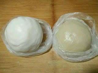 16、桂花黑芝麻汤圆（纯手工无油低糖版）,同样的方法做成抹茶糯米粉团。