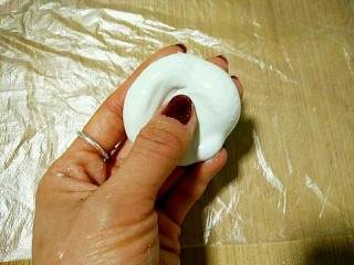 18、桂花黑芝麻汤圆（纯手工无油低糖版）,取适量糯米粉团，大概15g左右，中间按窝。