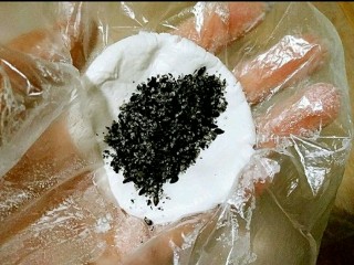 19、桂花黑芝麻汤圆（纯手工无油低糖版）,转圈压扁成圆饼，中间加入黑芝麻馅料，大概10g左右。