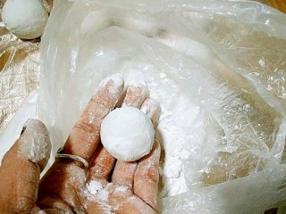 21、桂花黑芝麻汤圆（纯手工无油低糖版）,在糯米粉里再滾一圈。