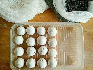 23、桂花黑芝麻汤圆（纯手工无油低糖版）,有空的话多包一些放在冰箱里冻起来，想吃的时候煮来做早餐也是极好的。