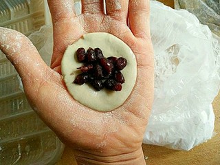 24、桂花黑芝麻汤圆（纯手工无油低糖版）,同样的方法，在抹茶的糯米皮上包进蜜豆。