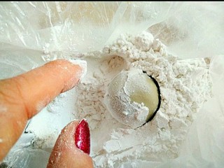 25、桂花黑芝麻汤圆（纯手工无油低糖版）,做成蜜豆汤圆，也在糯米粉中打个滾。