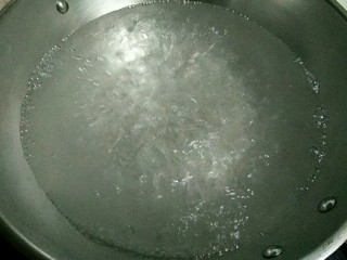 27、桂花黑芝麻汤圆（纯手工无油低糖版）,锅中多一点水，大火烧开。