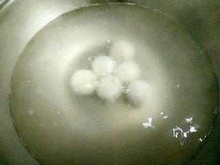 28、桂花黑芝麻汤圆（纯手工无油低糖版）,水烧开后，放入汤圆，中火煮。