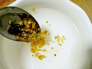 30、桂花黑芝麻汤圆（纯手工无油低糖版）,碗中加适量凉开水，在凉开水中加入桂花蜂蜜（蜂蜜一定不要用热水冲哦）冲开。