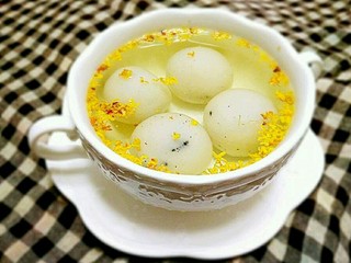 31、桂花黑芝麻汤圆（纯手工无油低糖版）,捞入煮好的汤圆，热的汤圆放入凉开水中吃起来的口感会更Q弹。