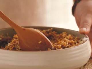 1、【粽子周·普洱肉粽】,白糯米浸泡四小时以上，控干水，拌入麻油和酱油