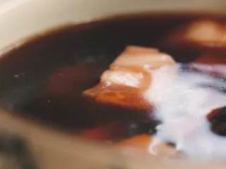 2、【粽子周·普洱肉粽】,五花肉冲去血水，切成均等小块，置于普洱茶水中浸泡两小时，捞出肉后将茶汁混入热水