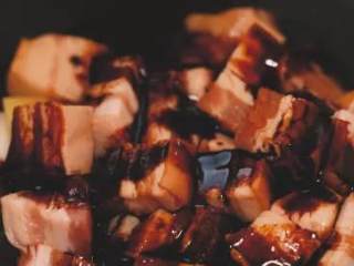 3、【粽子周·普洱肉粽】,锅底铺普洱茶渣、冰糖、葱段、姜片、肉，加酱油和花雕酒，添茶汁以小火慢炖