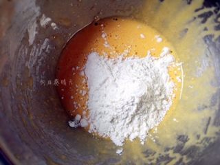 3、香草水果面包,发酵的同时制作香草卡仕达酱：蛋黄加砂糖打至发白，加入低粉及玉米淀粉拌匀。