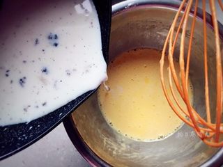 4、香草水果面包,牛奶加香草籽及荚煮沸，分多次冲入蛋黄糊中，快速搅拌，避免鸡蛋被烫熟。