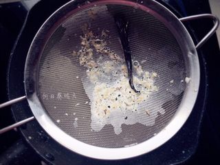 5、香草水果面包,蛋黄糊搅匀后过筛。