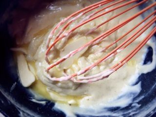 6、香草水果面包,小火，快速搅拌至浓稠沸腾，关火。趁热加入黄油搅拌均匀顺滑