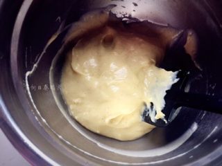 7、香草水果面包,冰水浴降温，保鲜膜贴面保存备用。