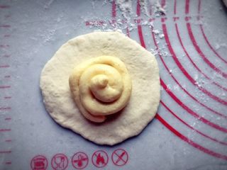 11、香草水果面包,再挤上卡仕达覆盖黄桃。