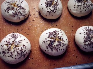 14、香草水果面包,发酵好后在表面喷水，撒上藜麦及砂糖，用剪刀剪十字口，让内馅外露。