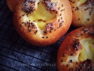 15、香草水果面包,入预热好的风炉，通蒸汽3s，210°C15min左右。