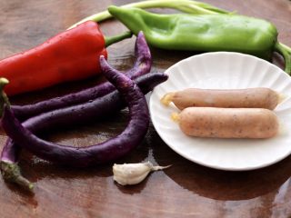 1、干煸烤肠茄条双椒,把食材洗净准备好。