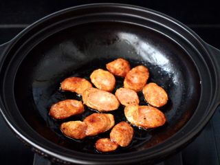 6、干煸烤肠茄条双椒,把两面煎至金黄色即可盛出备用。