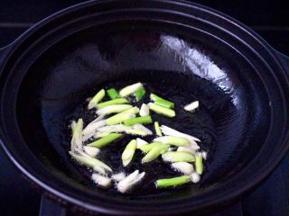 7、干煸烤肠茄条双椒,大火爆香葱蒜。