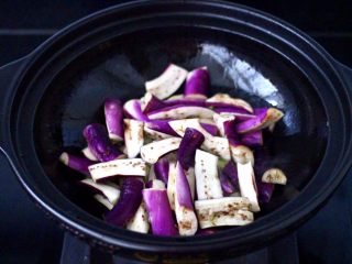 8、干煸烤肠茄条双椒,这个时候加入茄条，大火快速翻炒。