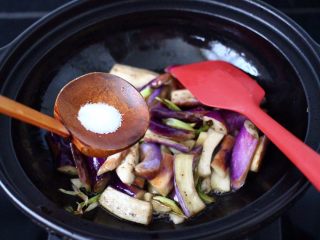 9、干煸烤肠茄条双椒,根据个人口味加入适量的盐调味。