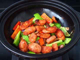 13、干煸烤肠茄条双椒,什么铺上煎好的烤肠。