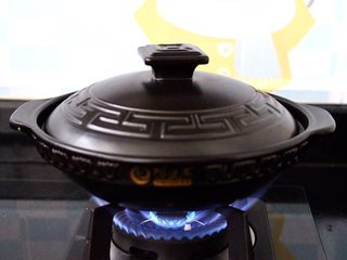 14、干煸烤肠茄条双椒,盖上锅盖大火烧开后转小火烧制。