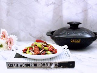 16、干煸烤肠茄条双椒,香味浓郁又好吃的干煸烤肠茄条双椒出锅咯。