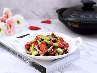 17、干煸烤肠茄条双椒,做法简单快手，老公多吃了一碗米饭。