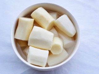 3、养生滋补的虫草山药排骨汤,山药去皮洗净切断。