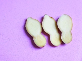 4、养生滋补的虫草山药排骨汤,姜洗净切片。