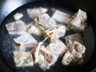 7、养生滋补的虫草山药排骨汤,加一小勺料酒、两个姜片,大火烧开,撇去浮末,捞出控水。