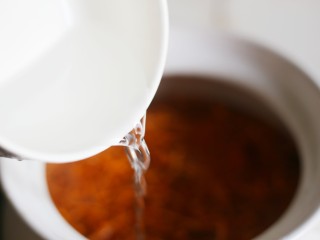 12、养生滋补的虫草山药排骨汤,料酒。