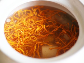 13、养生滋补的虫草山药排骨汤,加入没过食材多一半的水,大火烧开,关小火慢煨1.5小时。