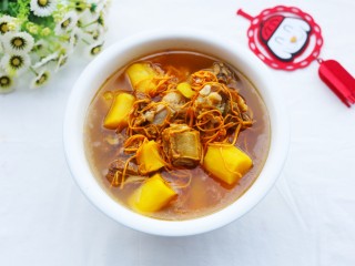 15、养生滋补的虫草山药排骨汤,出锅盛碗。