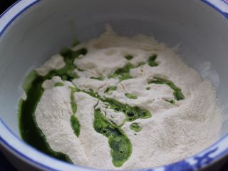 12、磷虾香椿翠玉饺子????【宝宝辅食】,菠菜叶洗净后用料理机榨汁后过滤倒入面粉中