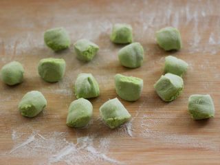 14、磷虾香椿翠玉饺子????【宝宝辅食】,醒发好的面团排气揉成长条