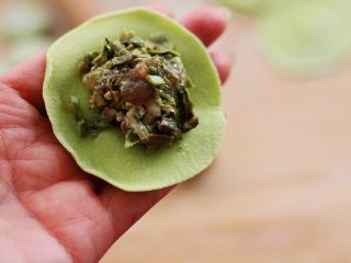 16、磷虾香椿翠玉饺子????【宝宝辅食】,面皮中加入适量的馅料