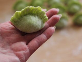 17、磷虾香椿翠玉饺子????【宝宝辅食】,包成自己喜欢的模样即可