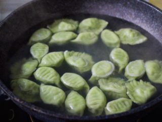 20、磷虾香椿翠玉饺子????【宝宝辅食】,大火煮沸后点少许清水反复3次、直至看见所有的饺子????漂浮在水面上即可关火