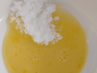 1、五仁月饼,70g糖加半个鸡蛋。